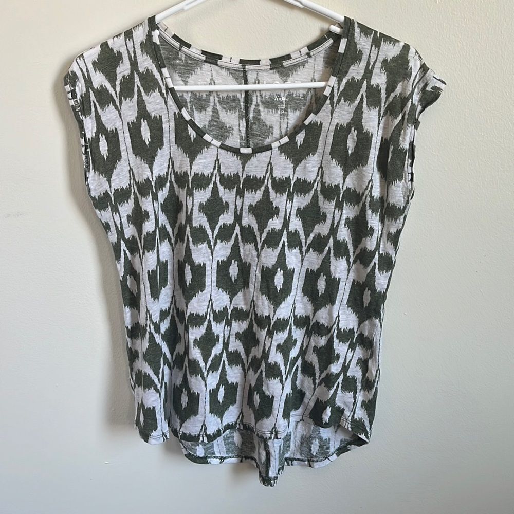 🔹4/$25 — LOFT Green & White Pattern Top